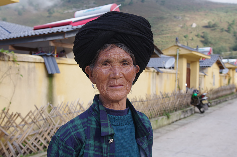 彝族老人感叹做梦都没有想到能住上这么好的房子 拍摄时间：2018年10月.jpg