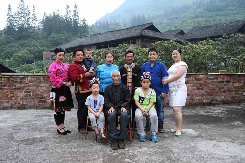 广西龙胜：侯正荣家庭合影.jpg