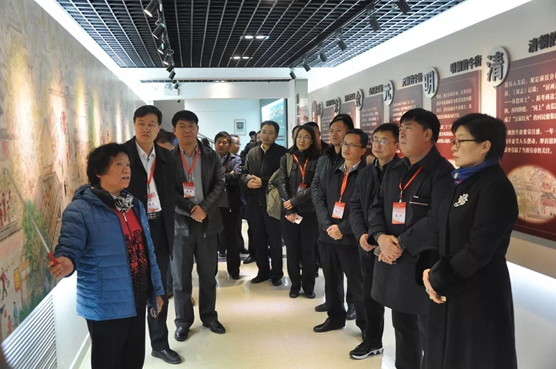 京外代表、民族工作专家们参观牛街历史文化展览室.jpg