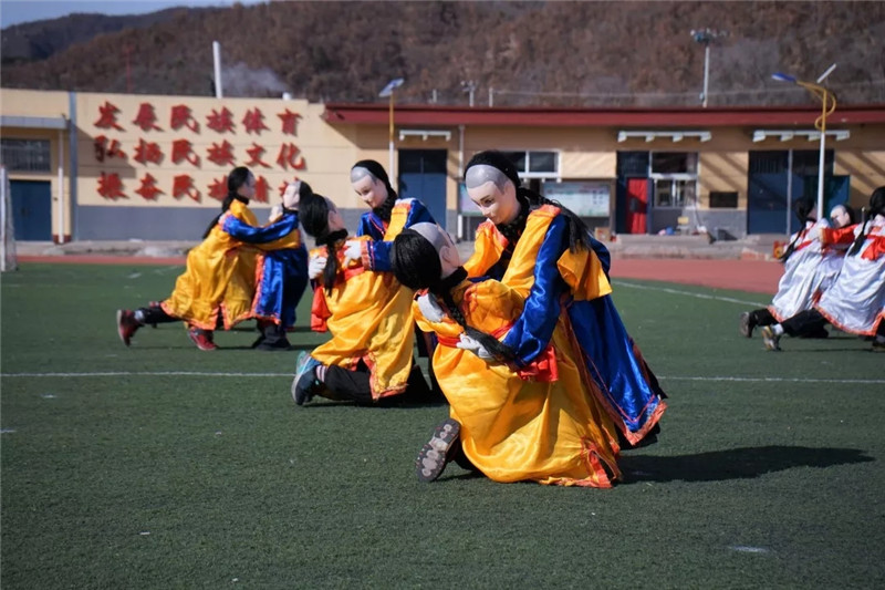 学生正在表演”二魁摔跤”.webp.jpg