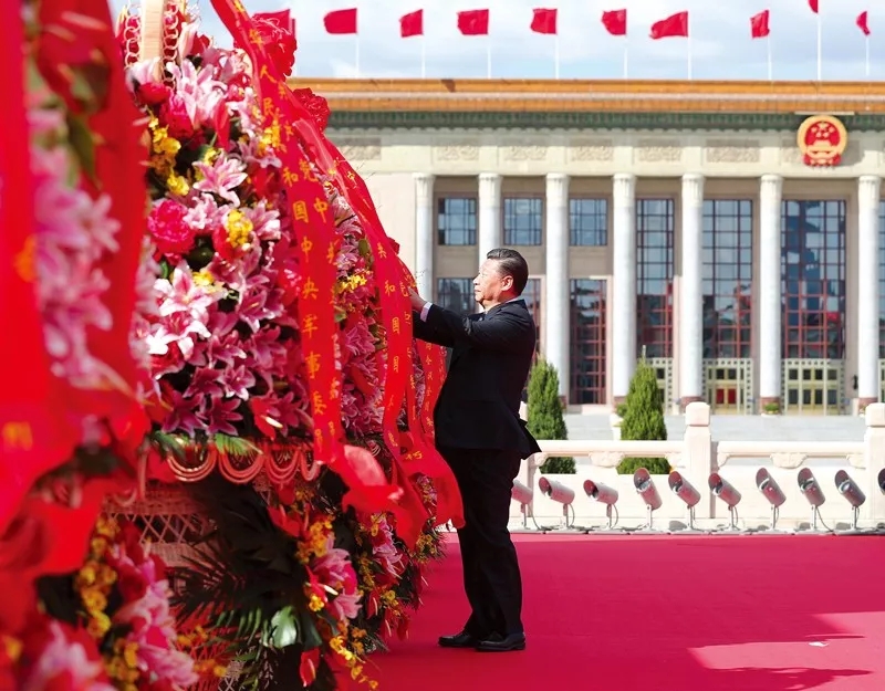 2018年9月30日上午，党和国家领导人习近平、李克强、栗战书、汪洋、王沪宁、赵乐际、韩正、王岐山等来到北京天安门广场，出席烈士纪念日向人民英雄敬献花篮仪式。这是习近平整理花篮上的缎带。新华社记者 谢环驰 摄.webp.jpg