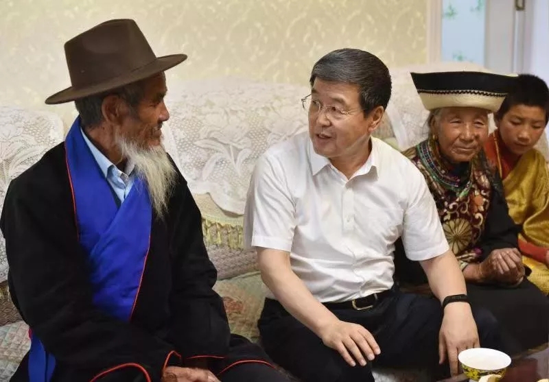 2.巴特尔在互助土族自治县群众代表吕有荣家中座谈.webp.jpg
