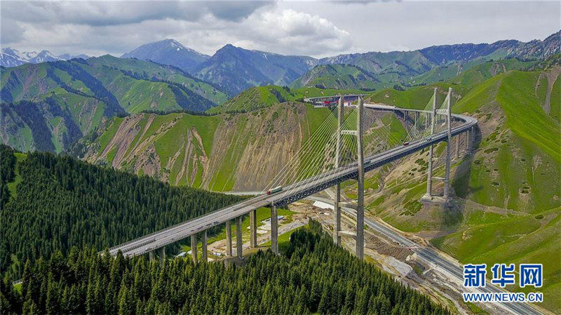 蜿蜒在山间的连霍高速新疆果子沟大桥段（2017年6月1日无人机拍摄）。新华社记者 胡虎虎 摄.jpg