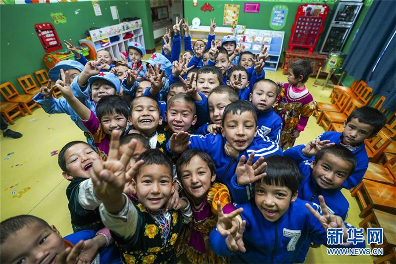 和田地区于田县先拜巴扎镇良种场村的幼儿园里，孩子们在一起玩耍（2019年2月13日摄）。新华社记者 赵戈 摄.jpg