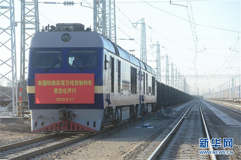 W82523次万吨货物列车缓缓驶出库尔勒火车站，标志着新疆南疆铁路实现万吨货物列车常态化开行（2019年5月11日摄）。新华社记者 丁磊 摄.jpg