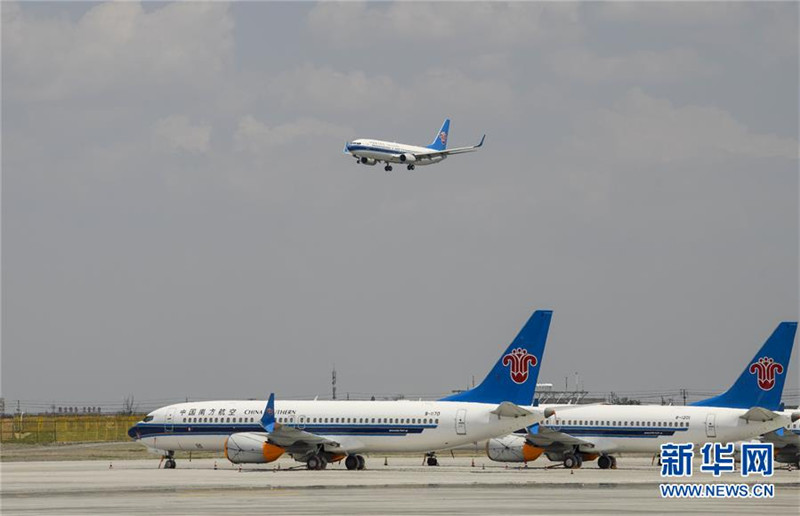 一架飞机准备在乌鲁木齐地窝堡国际机场降落（2019年5月9日摄）。新华社记者 赵戈 摄.jpg