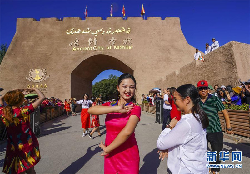 在喀什古城景区开城仪式上，游客跳起民族舞蹈（2019年7月8日摄）。新华社记者 赵戈 摄.jpg