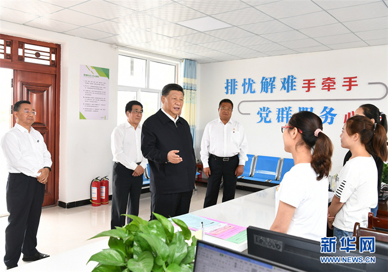 11. 8月19日至22日，中共中央总书记、国家主席、中央军委主席习近平在甘肃考察。这是21日上午，习近平在武威市古浪县黄花滩生态移民区富民新村党群服务中心考察。 新华社记者 谢环驰 摄.jpg