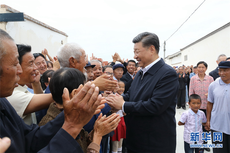 12. 8月19日至22日，中共中央总书记、国家主席、中央军委主席习近平在甘肃考察。这是21日上午，习近平在武威市古浪县黄花滩生态移民区富民新村同村民亲切交谈。 新华社记者 鞠鹏 摄.jpg