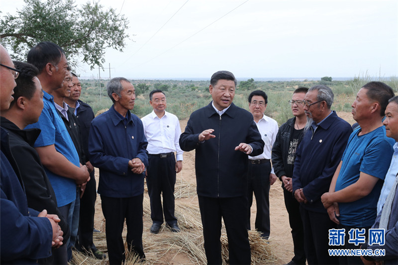 14. 8月19日至22日，中共中央总书记、国家主席、中央军委主席习近平在甘肃考察。这是21日上午，习近平在武威市古浪县八步沙林场同“六老汉”代表及林场职工亲切交谈。 新华社记者 鞠鹏 摄.jpg