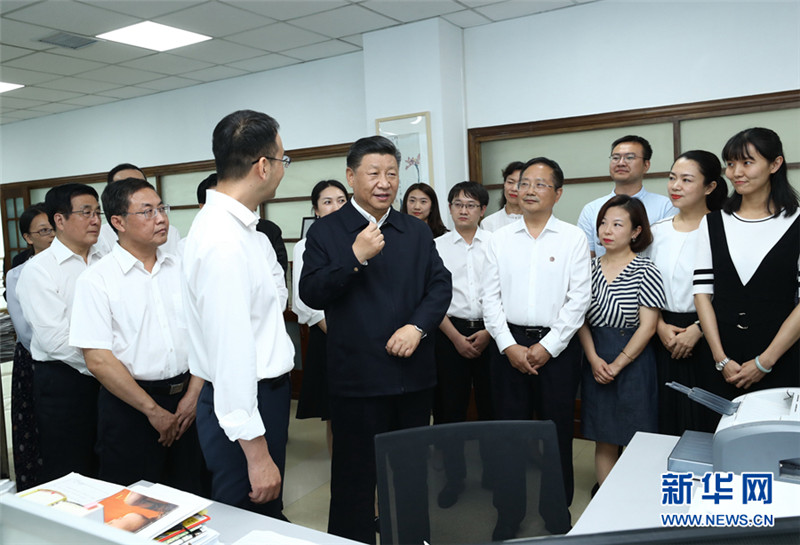 18. 8月19日至22日，中共中央总书记、国家主席、中央军委主席习近平在甘肃考察。这是21日下午，习近平在《读者》编辑部同工作人员交流，勉励他们为人民提供更多优秀精神食粮。 新华社记者 鞠鹏 摄.jpg