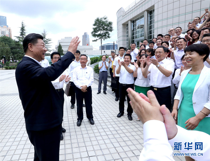 20. 8月19日至22日，中共中央总书记、国家主席、中央军委主席习近平在甘肃考察。这是21日下午，习近平在读者出版集团有限公司同工作人员亲切交谈。 新华社记者 鞠鹏 摄.jpg