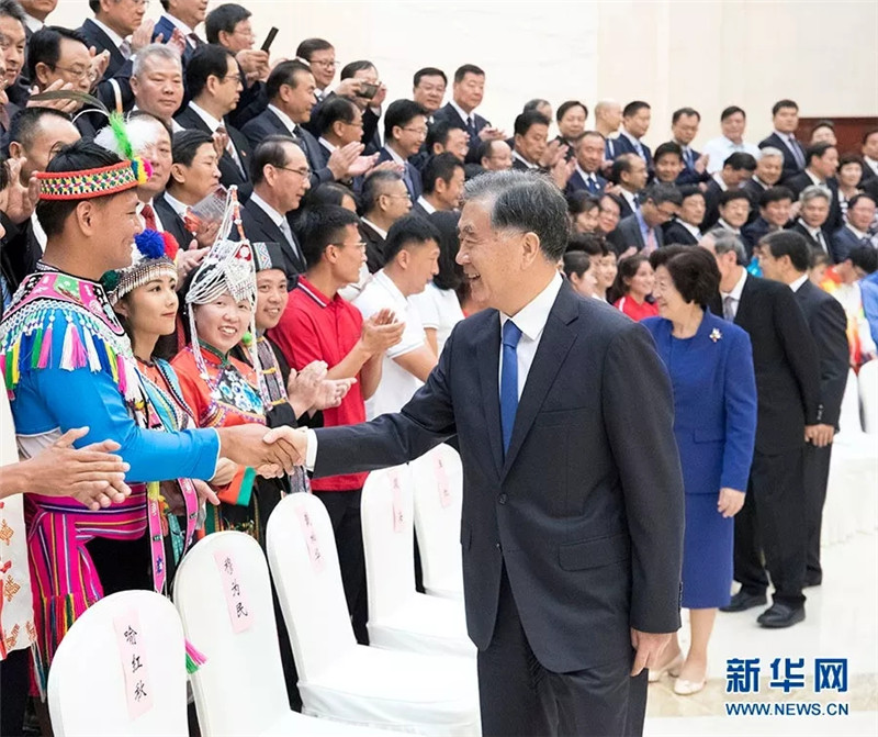 2. 9月8日，第十一届全国少数民族传统体育运动会在河南郑州隆重开幕。中共中央政治局常委、全国政协主席汪洋出席开幕式。这是开幕式之前，汪洋接见运动会组委会全体成员、运动员代表和工作人员代表。新华社记者 王晔 摄.webp.jpg