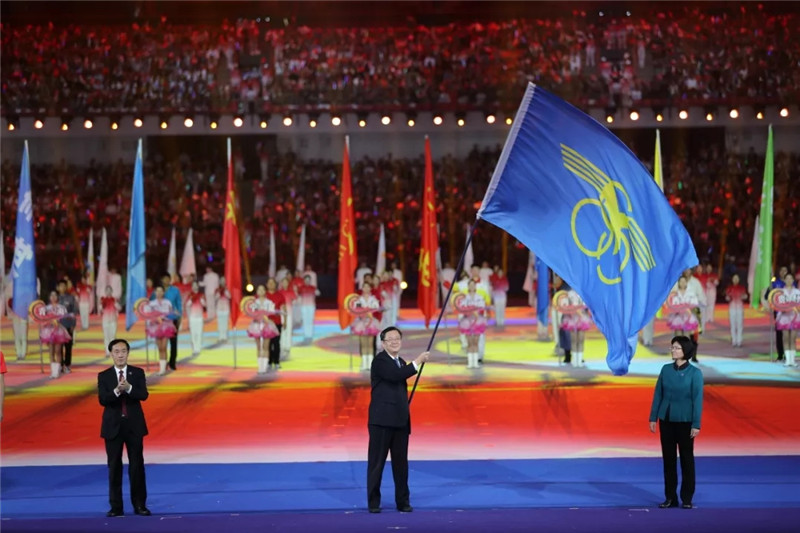 3.闭幕式上举行了全国少数民族传统体育运动会会旗交接仪式，第十二届全国少数民族传统体育运动会将于2023年在海南省举办。民族画报记者 赵利 摄.webp_副本.jpg