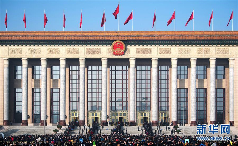 2.　第十三届全国人民代表大会第二次会议在北京人民大会堂开幕，这是代表进入会场（3月5日摄）。新华社记者申宏摄.jpg