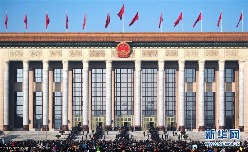 2.　第十三届全国人民代表大会第二次会议在北京人民大会堂开幕，这是代表进入会场（3月5日摄）。新华社记者申宏摄.jpg