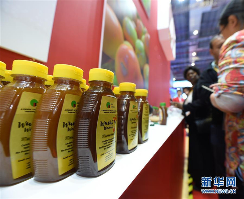 1. 11月6日，在上海举行的第二届中国国际进口博览会上，人们了解赞比亚蜂蜜。 新华社记者 尹炣 摄.jpg