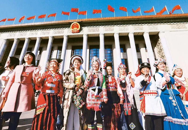 新中国成立后，各族人民在历史上第一次真正获得了平等的政治权利、共同当家做了主人，开辟了发展各民族平等团结互助和谐关系的新纪元。图为2014年3月参加十二届全国人大二次会议的少数民族代表。刘新武 摄.webp.jpg