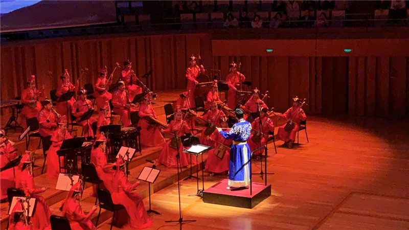 蒙古国家艺术大剧院国家乐团在演奏《草原的传说》.jpg