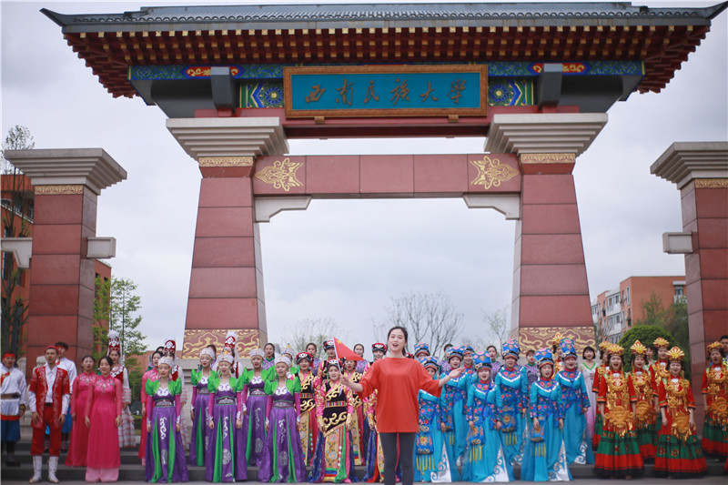 56个民族学子唱响《我和我的祖国》.jpg
