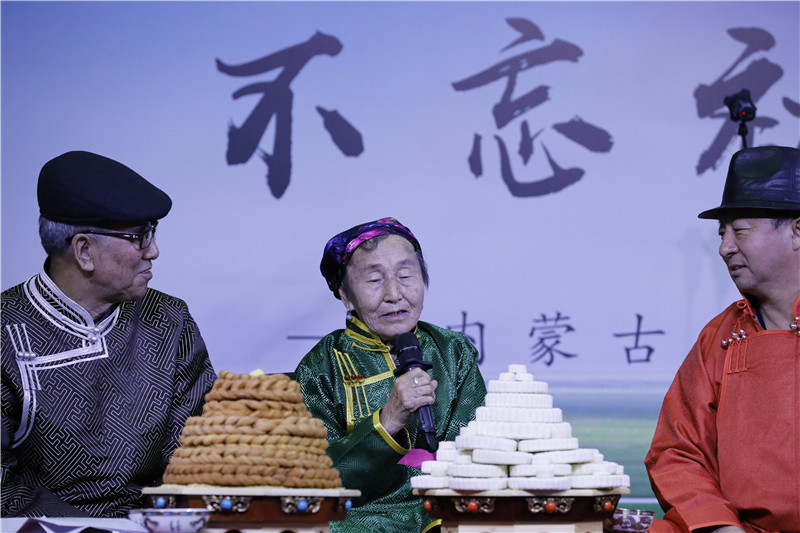 蒙古族长调民歌民间传承人、80岁的乌云格日勒老人演唱《高高的宝格达山》.jpg