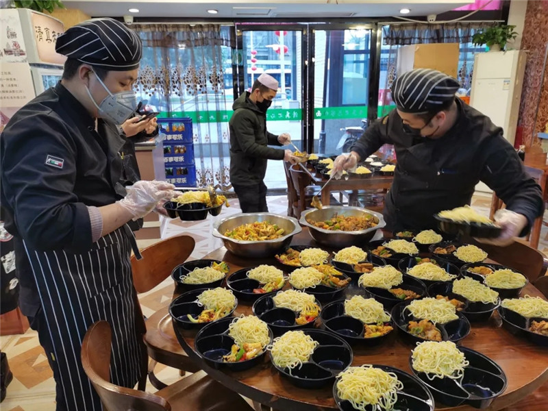 1. 高塬风情餐饮管理有限公司员工在为抗”疫“一线的医护人员准备餐食.webp.jpg