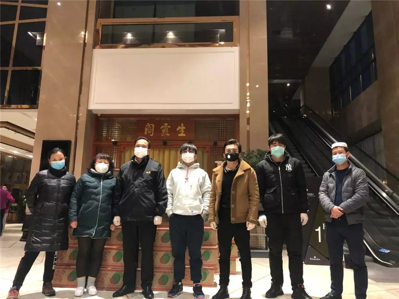 3. 库尔班江（左三）为新疆驰援湖北医疗队赠送物资.webp.jpg