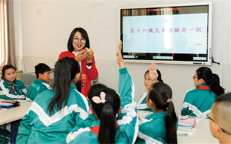 以弘扬爱国主义精神、核心价值观、民族团结思想为主要内容的“石榴籽”课程进入银川市中小学_副本.jpg