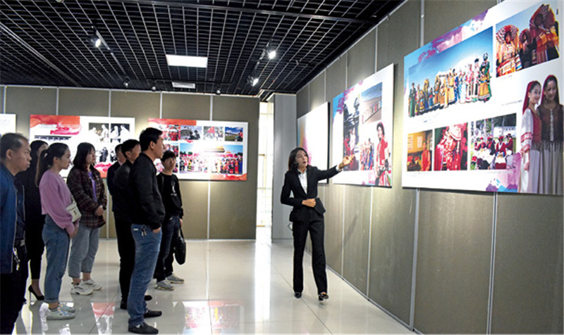 2019年民族团结月期间举办的《中国，我们共同的家园——铸牢中华民族共同体意识》大型图片展 郭存阳摄_副本.jpg