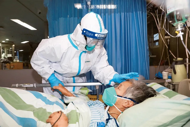 1. 2020年1月24日，在武汉大学中南医院重症医学科隔离病房，护士和患者拉家常，消除患者紧张情绪。健康报记者 高翔 摄.webp.jpg