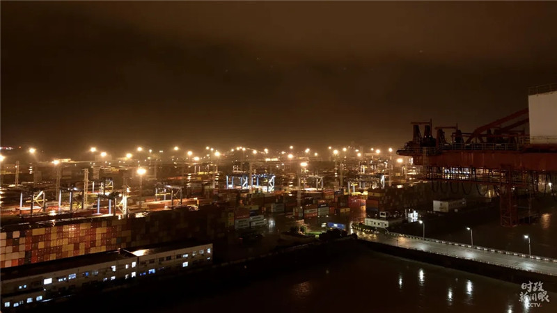 6. 夜幕下的宁波舟山港。（记者谢晓光拍摄）.webp.jpg