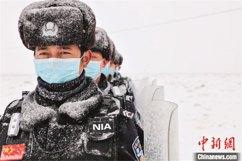 西藏日喀则珠峰边境派出所民警在雪中巡逻 格桑 摄.jpg