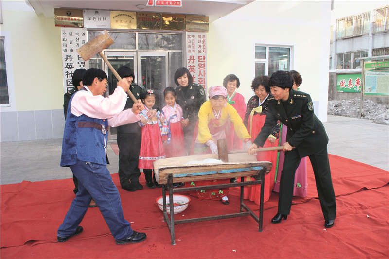 第四张军民团结一家亲 共同打打糕_副本.jpg