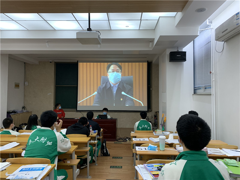 校长田琳、党委书记佟丽娟为高三学子鼓劲加油_副本.jpg