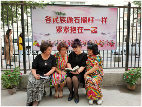 7月8日，法蒂玛（右二）为乌孜别克族妇女宣讲.png