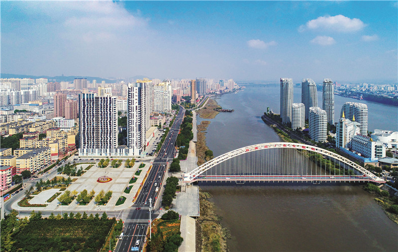 辽宁边境城市丹东·沿鸭绿江月亮岛全景.jpg