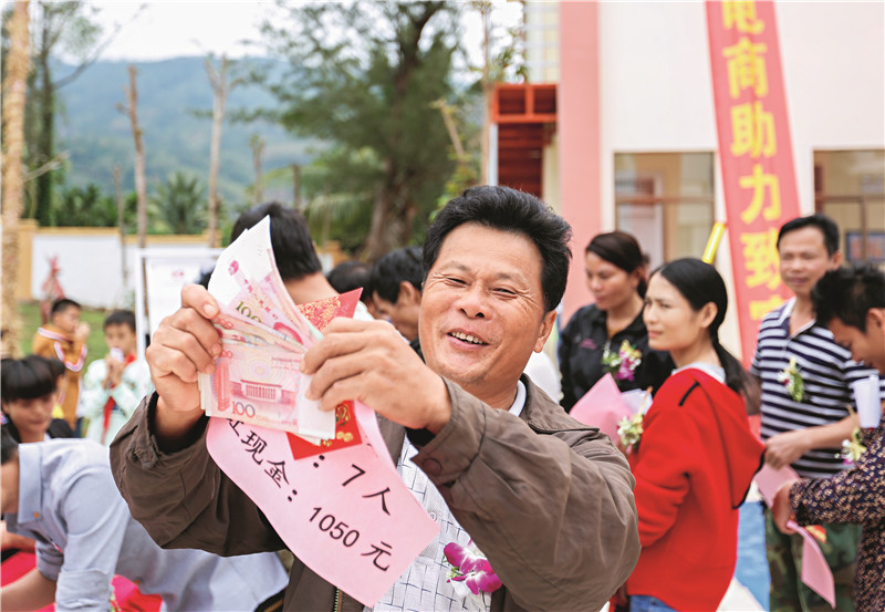 陵水黎族自治县村集体分红，贫困户乐开怀.JPG