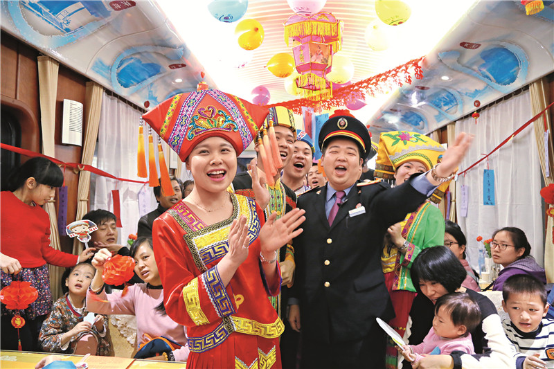 “刘三姐号”列车“元宵节”.JPG