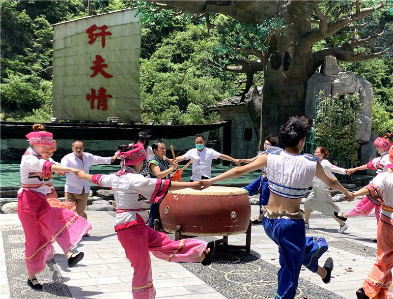 各族群众欢聚巴东县神农溪纤夫文化走廊.jpg