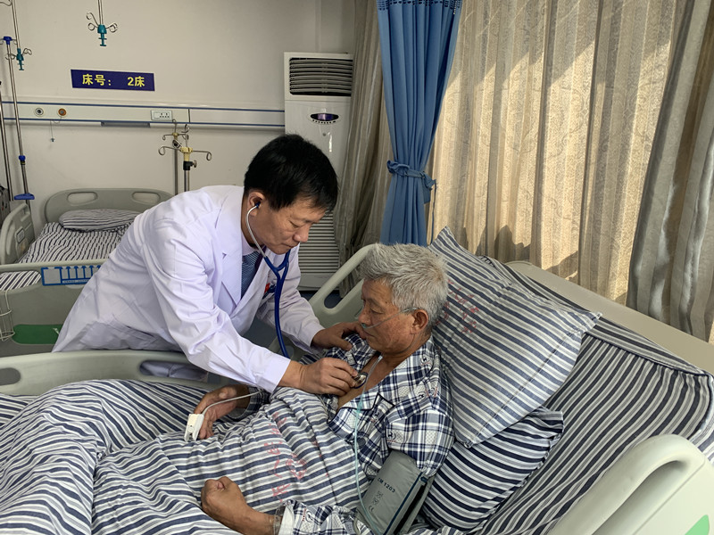 崔松（左一）给手术后的患者检查身体_副本.jpg