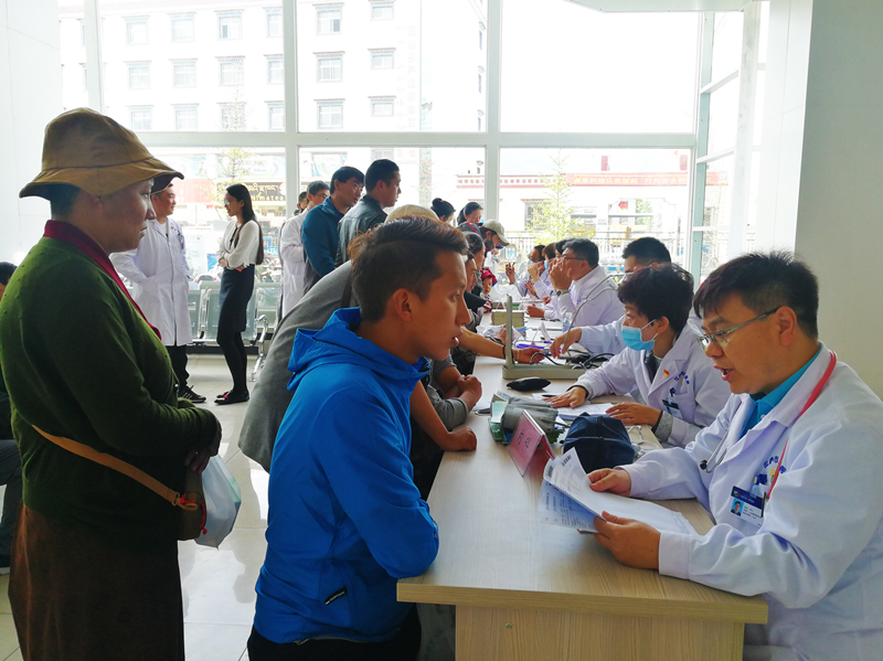 2018年8月19日，拉萨市人民医院北京援藏医疗专家团队在手术、在门诊大厅首届医师节诊疗1_副本.png