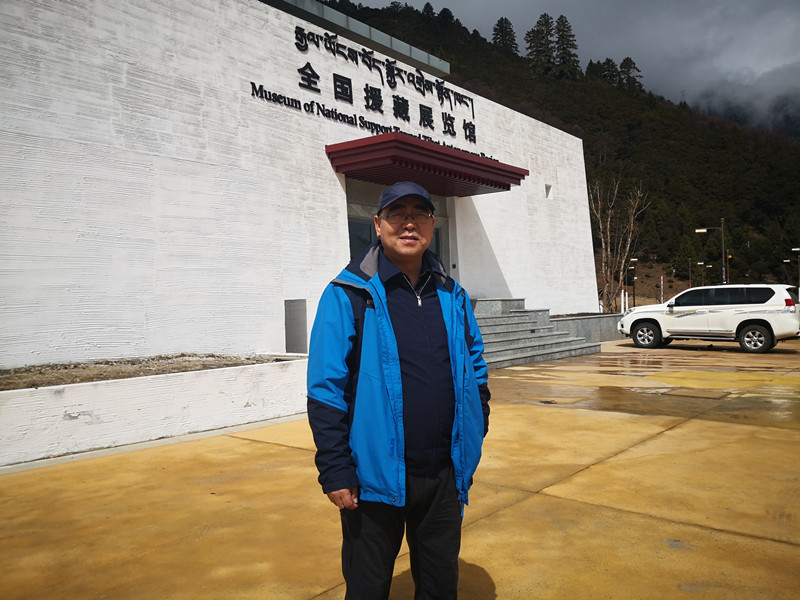 解国栋在全国援藏展览馆布展北京援藏厅_副本.jpg