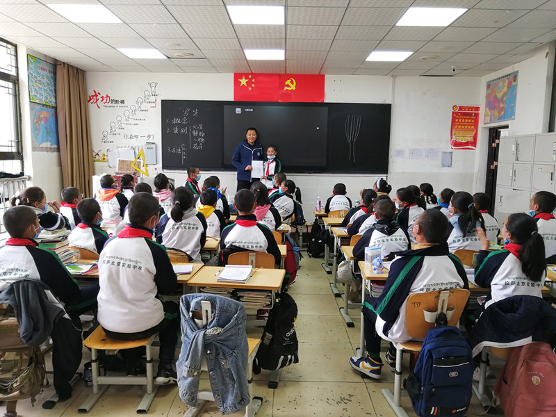 2020年端午节，援藏干部崔茂华给拉萨北京实验中学“初中内地班”学生上课_副本.jpg