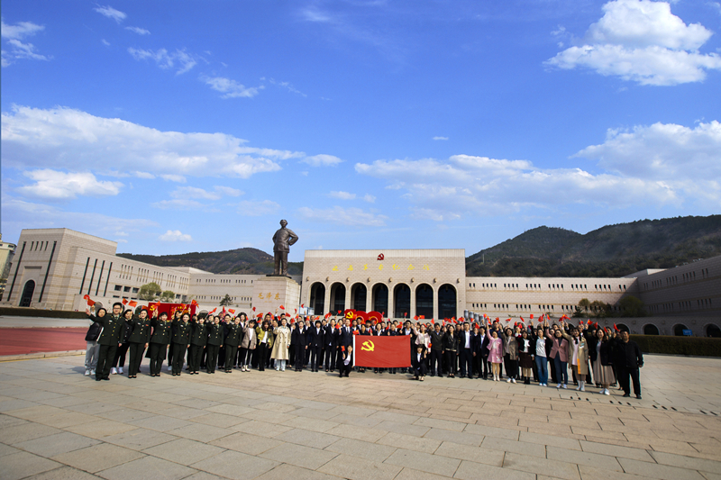 4 月6 日，延安党员干部、群众代表在延安革命纪念馆前与党旗合影.jpg