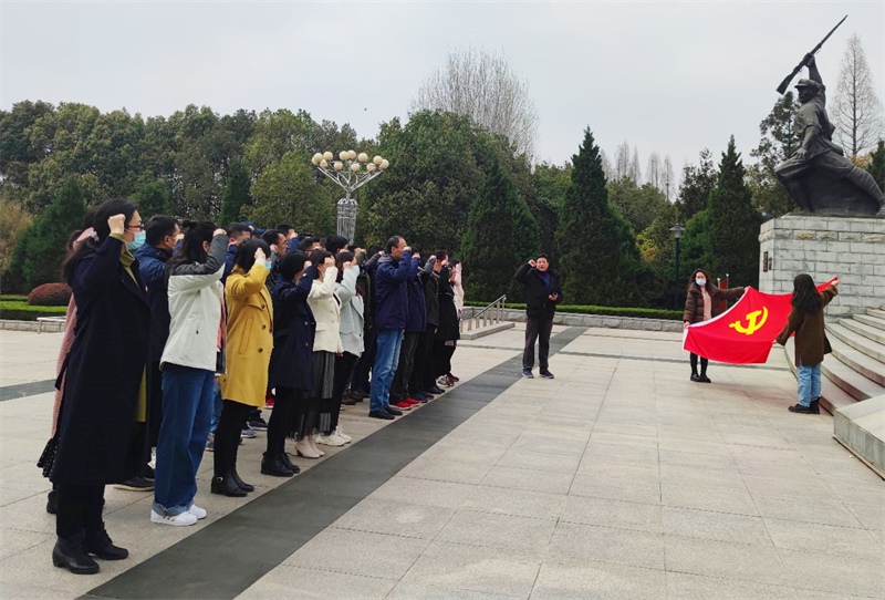 中南民族大学教师代表赴革命教育基地开展革命传统教育活动，在庄严的烈士纪念碑前重温入党誓词1.jpg