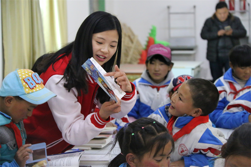 中南民族大学西部计划志愿者在西藏山南市昌珠完小开展读书交流活动.JPG
