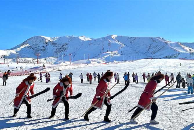 2022年1月16日，首届阿勒泰滑雪节暨16届“人类滑雪起源地纪念日”活动现场的古老毛皮滑雪表演队  梅文文 摄.jpg