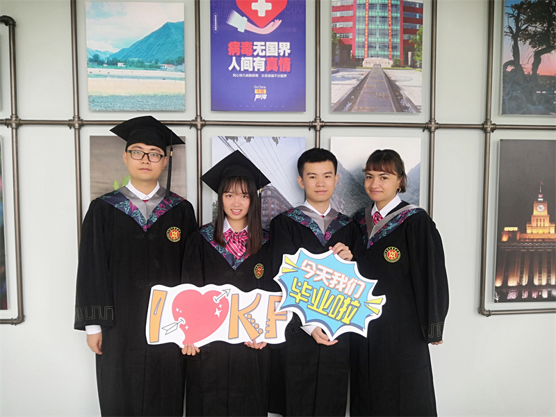 麦迪乃· 艾斯卡尔（右）与大学同学合影留念.jpg
