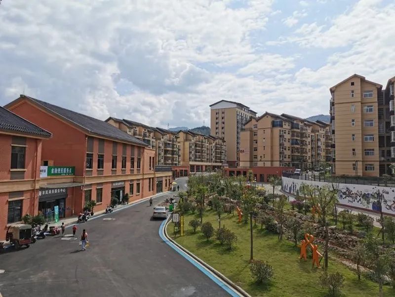 贵州省兴义市洒金街道栗坪新市民居住区.jpg
