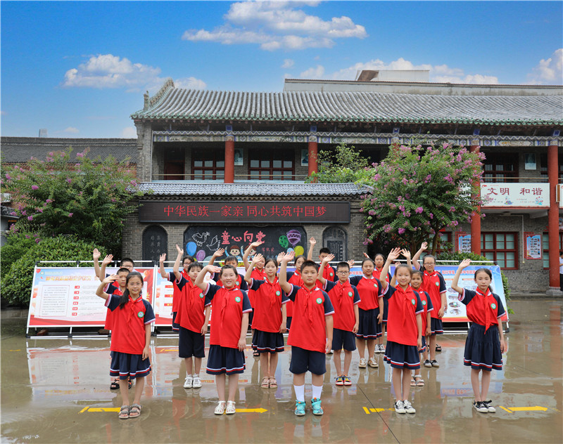 沁阳市水南关小学的学生们（刘雅 摄）.jpg